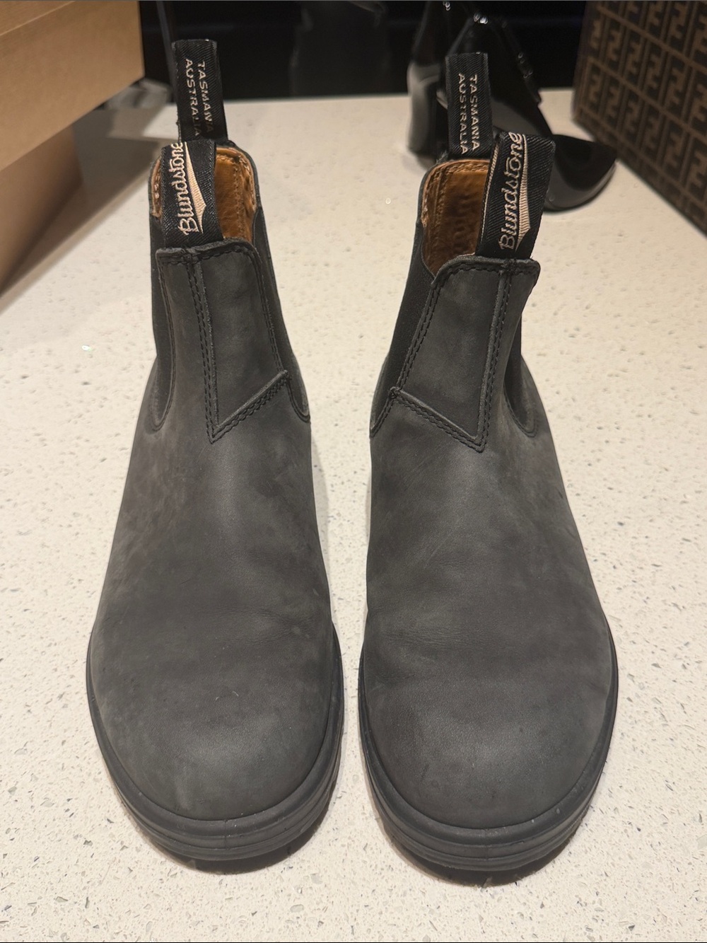 Blundstone Rustic Chelsea Boots - Picture 2 of 8